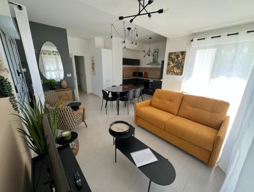 Ruang duduk di Appartement avec place de Parking à deux pas de la plage