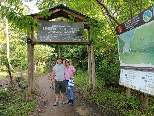 a man and a woman standing under a sign at hotel vivo por ella in Capurganá