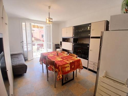 une salle à manger avec une table et un canapé dans l'établissement Le balcon du Sud, au Grau-dʼAgde