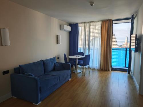 Posezení v ubytování Downtown Comfort Roomy Studio in Orbi