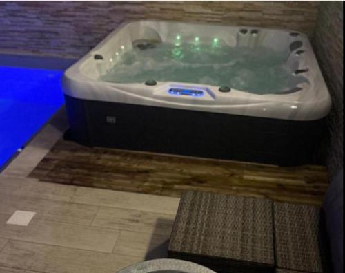 un jacuzzi dans une salle de bain avec un tapis dans l'établissement superbe loft, à Saint-Gaudens