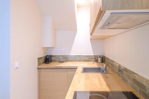 Dapur atau dapur kecil di Maison Alcôme - Elegant Artist's Residence with Private Garden