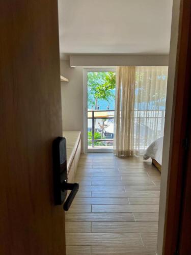 a room with a door open to a bedroom with a window at Cambiante al mar Suites in Playa Bello Horizonte