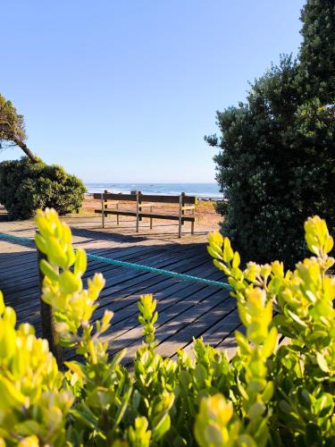 a view of the beach with benches in the background at Casa Velha in Matosinhos