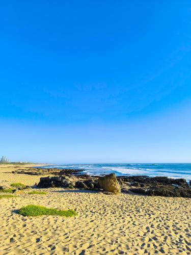 a sandy beach with the ocean in the background at Casa Velha in Matosinhos