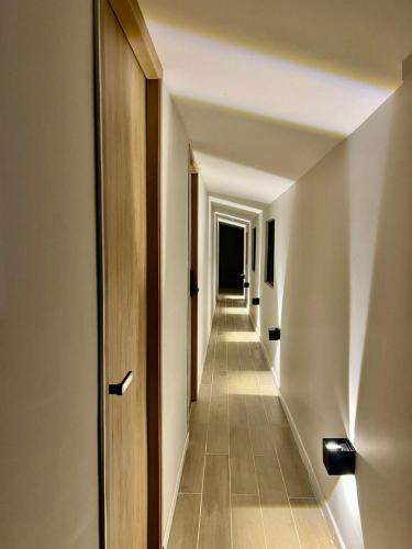 a hallway with a long corridor with a door and a hallwayngth at Cambiante al mar Suites in Playa Bello Horizonte