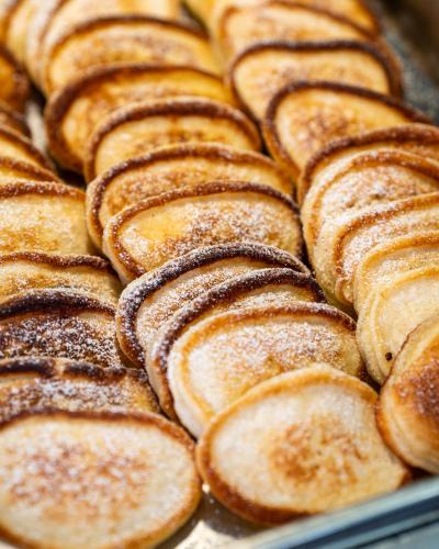 een bosje gebakjes op een dienblad bij Albatros Medical SPA in Mielno