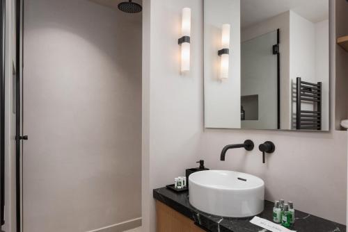 Kolonaki Athena Residence by Fineline Studio