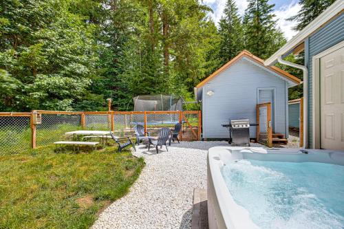Πισίνα στο ή κοντά στο 7 Mi to Mt Rainier NP Home with Private Hot Tub!