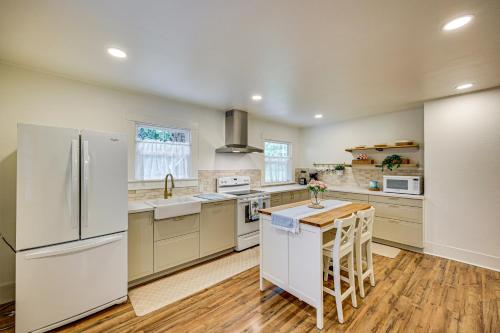 Η κουζίνα ή μικρή κουζίνα στο 7 Mi to Mt Rainier NP Home with Private Hot Tub!