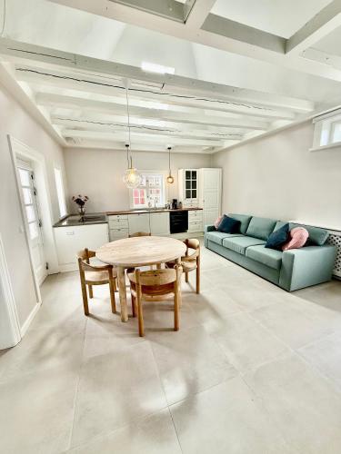 a living room with a table and a couch at Hirtshals Gamle Station in Hirtshals