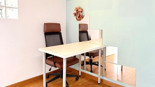 a white desk and chairs in a room at J03 - Jesi, elegante trilocale vicino al centro in Iesi