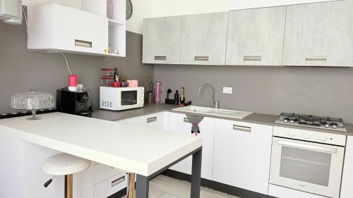 a kitchen with white cabinets and a white counter top at J03 - Jesi, elegante trilocale vicino al centro in Iesi