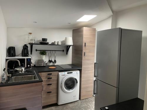 una cucina con frigorifero e lavatrice di Studio Ajaccio Centre ad Ajaccio