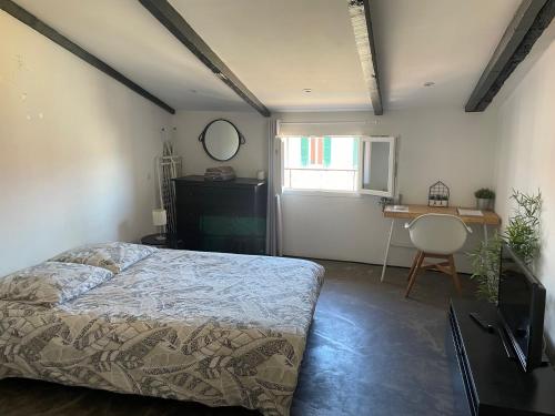 una camera da letto con un letto, una scrivania e una finestra di Studio Ajaccio Centre ad Ajaccio