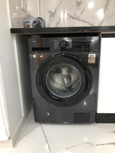 a washing machine in a room with a counter at Luxe Appartement Nour D'asilah 7 in Asilah