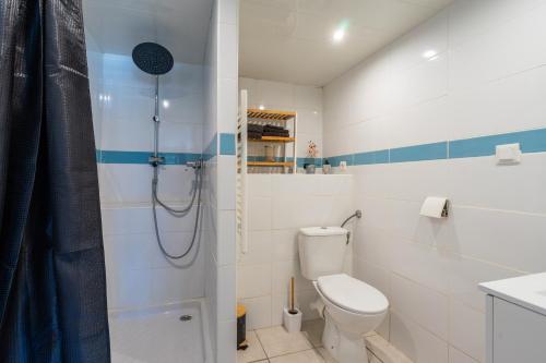 une salle de bain avec toilettes et douche dans l'établissement La Fattoria, à Saint-Genis-de-Saintonge