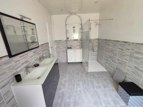 une salle de bain avec un lavabo et une douche dans l'établissement NEW VILLA GLYCINES indépendante 2 chambres jardin clos bien situé, à Carcassonne