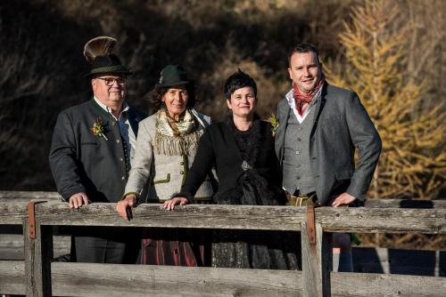 a group of people standing behind a wooden fence at Hotel Jaufentalerhof in Racines
