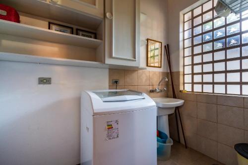 a small bathroom with a sink and a toilet at Rosa Casa Jardim da Serra in Canela