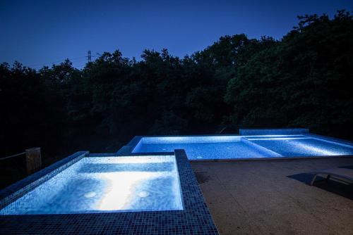Πισίνα στο ή κοντά στο Casa com piscina privada e jacuzzi no Gerês