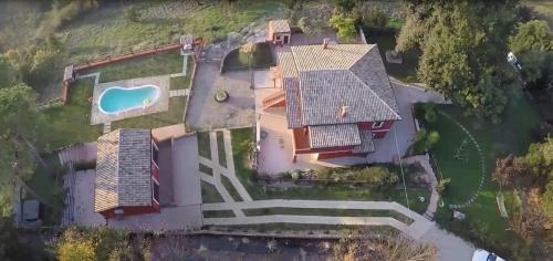 an aerial view of a house with a swimming pool at Il Casolare in San Giovanni Teatino