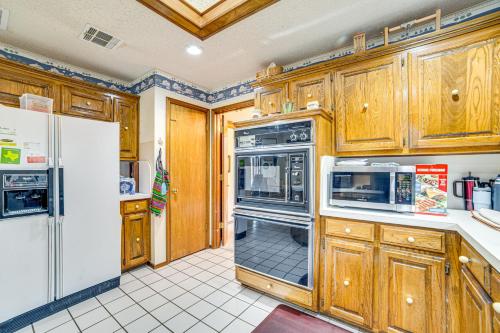 Pet-Friendly Home with Pool - 8 Mi to Central Plano!にあるキッチンまたは簡易キッチン
