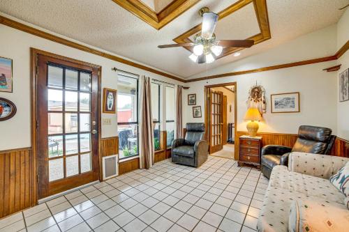 Pet-Friendly Home with Pool - 8 Mi to Central Plano!にあるシーティングエリア