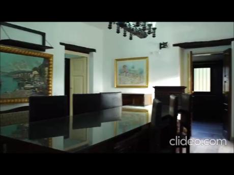 a living room with a table and a mirror at Il Casolare in San Giovanni Teatino