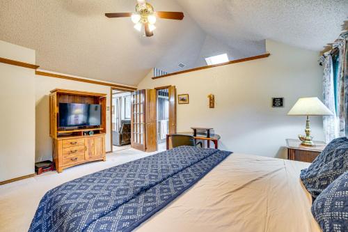 Pet-Friendly Home with Pool - 8 Mi to Central Plano!にあるベッド