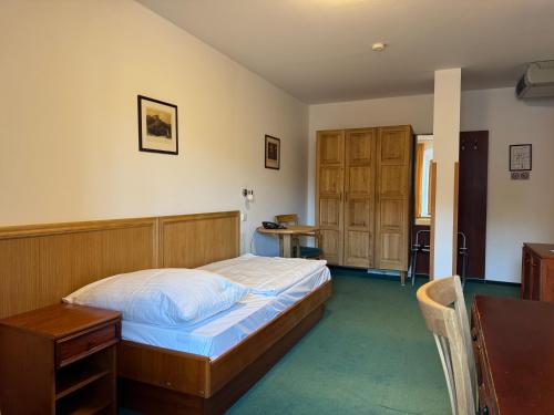 Postel nebo postele na pokoji v ubytování Hotel Mlýn