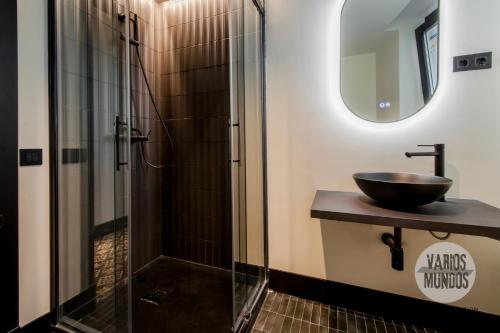 Un baño con lavabo y ducha en Un Madrid moderno para 7, tu refugio en Abada 2 E2, en Madrid