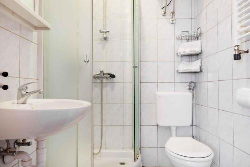 łazienka z umywalką, toaletą i prysznicem w obiekcie Apartment Pula 2 w Puli