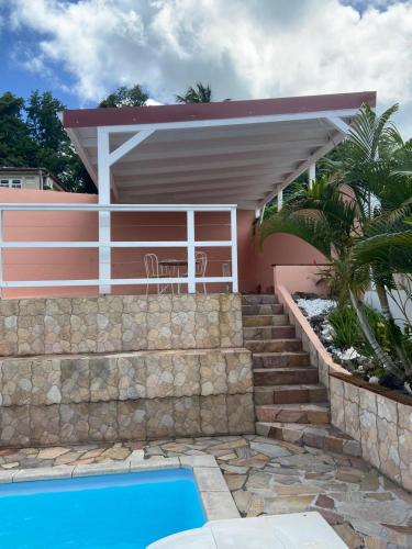 Piscina a Kay Margo o a prop