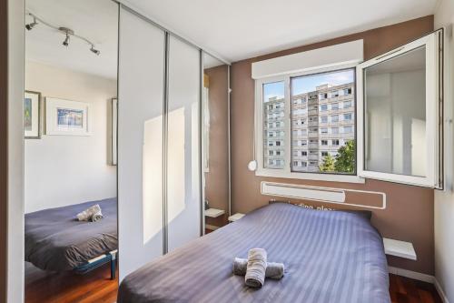 ein kleines Schlafzimmer mit einem Bett und einem Fenster in der Unterkunft Charmant Appartement T2 - Garage in Villeurbanne