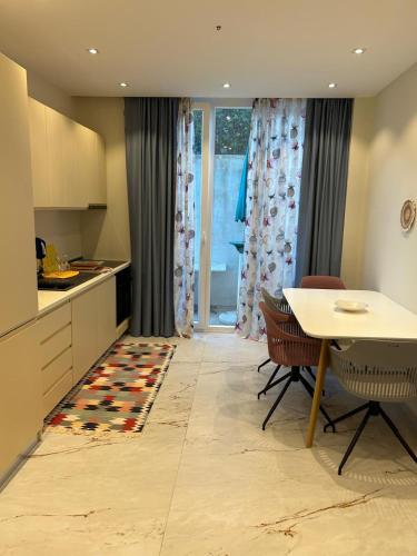 eine Küche mit Tisch und Stühlen und ein Esszimmer in der Unterkunft Vila Anna in Polisi i Vogël