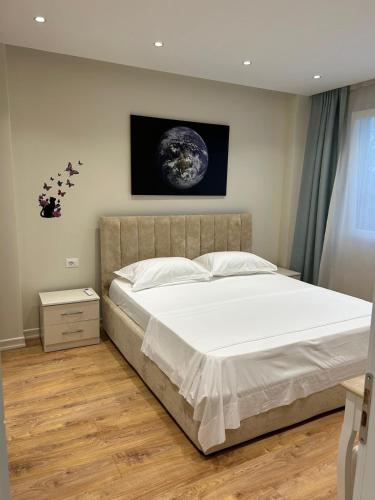 ein Schlafzimmer mit einem großen Bett mit weißer Bettwäsche in der Unterkunft Vila Anna in Polisi i Vogël