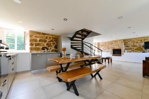 - une cuisine et une salle à manger avec une table et un banc dans l'établissement Agritourisme - Maison en pierre, à Vico