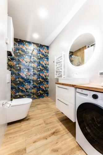 a bathroom with a fish mural on the wall at Apartament Ustka Holiday - Black Alice z balkonem i klimatyzacją in Ustka
