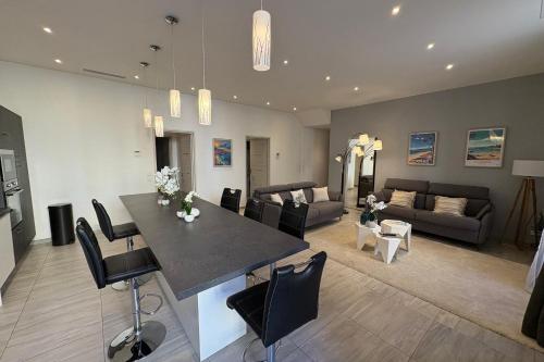 Cannes Spacious 4 Bedroom Apartment with Sunny Terrace