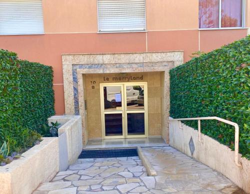 Η πρόσοψη ή η είσοδος του 2 room flat with sea view, private parking, swimming pool, and AC