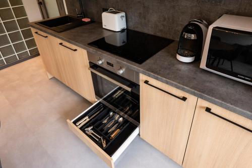 Кухня или мини-кухня в Jumara Apartment

