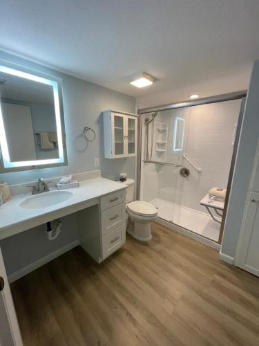Ein Badezimmer in der Unterkunft Las Olas Beach Club of Satellite Beach
