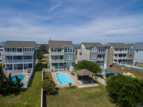 vista aerea su un complesso di appartamenti con piscina di Sandy Bottoms a Nags Head