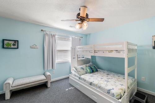 1 dormitorio con litera y ventilador de techo en Seawalk Condos, en Kill Devil Hills