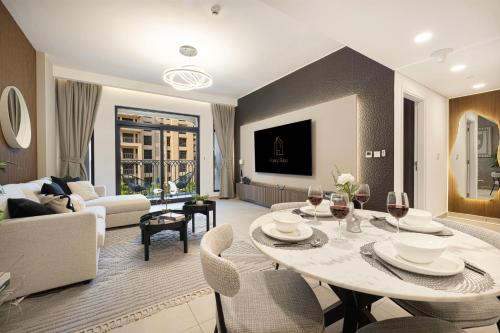 Elegant Stay with Pool & Gym Near Iconic Landmarks