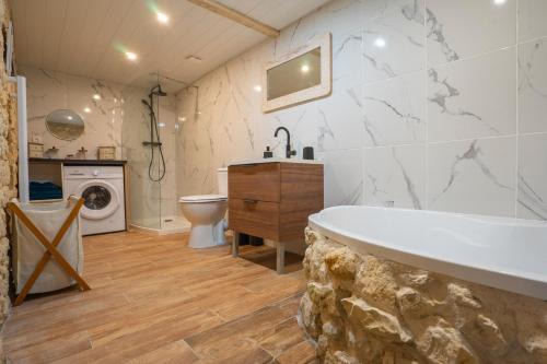 ein Badezimmer mit Badewanne, Toilette und Waschbecken in der Unterkunft Napoléon in Saint-Genis-de-Saintonge