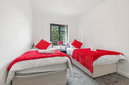 Postel nebo postele na pokoji v ubytování Luxury 4 Bedroom House with Free Parking