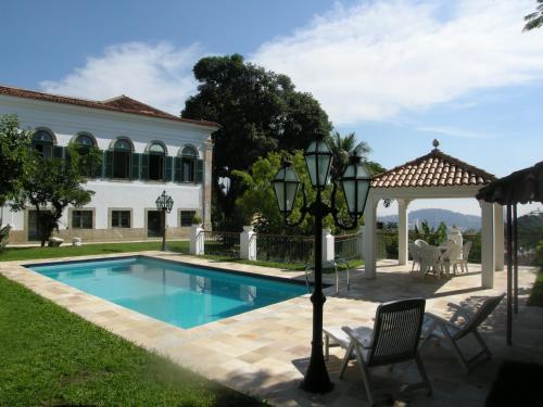 una casa con piscina e gazebo di Casa Aprazível 5 a Rio de Janeiro