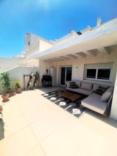 Enorme terraza con vistas al estrecho